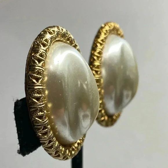 SARAH COVENTRY “PEARL” AND GOLD CLIP ON EARRINGS. VINTAGE - Picture 2 of 6